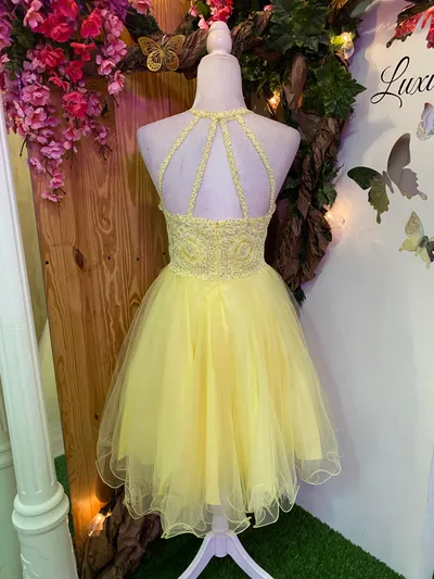 Vestido corto de Quinceañera cuello Halter decorado con pedreria y falda corte A de Tul