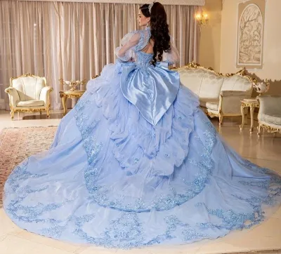 Vestido de 15 años Imperium con mangas abullonada decorado con pedrería y glitter, falda corte Princesa con cola