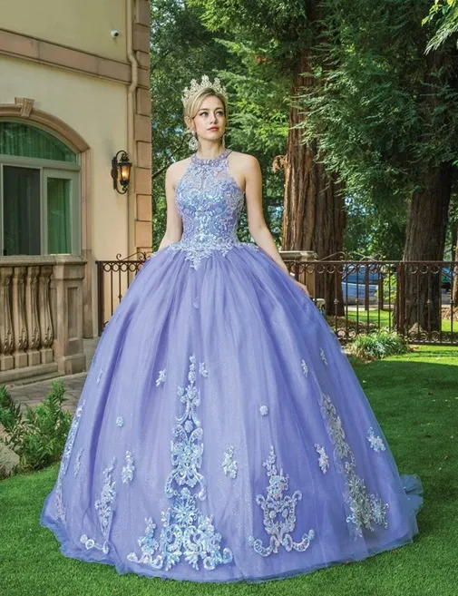 Vestido de 15 años cuello Halter decorado con apliques de lentejuelas tornasol y falda corte Princesa