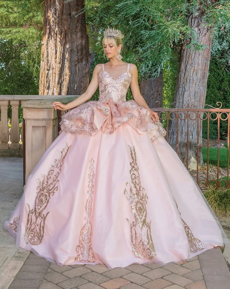 Vestido de 15 años de dos piezas decorado con apliques en glitter y flores en 3D en tela de glitter falda corte princesa
