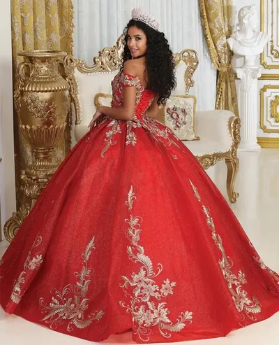 Vestido de 15 años Off Shoulder color Negro decorado con glitter y apliques dorados