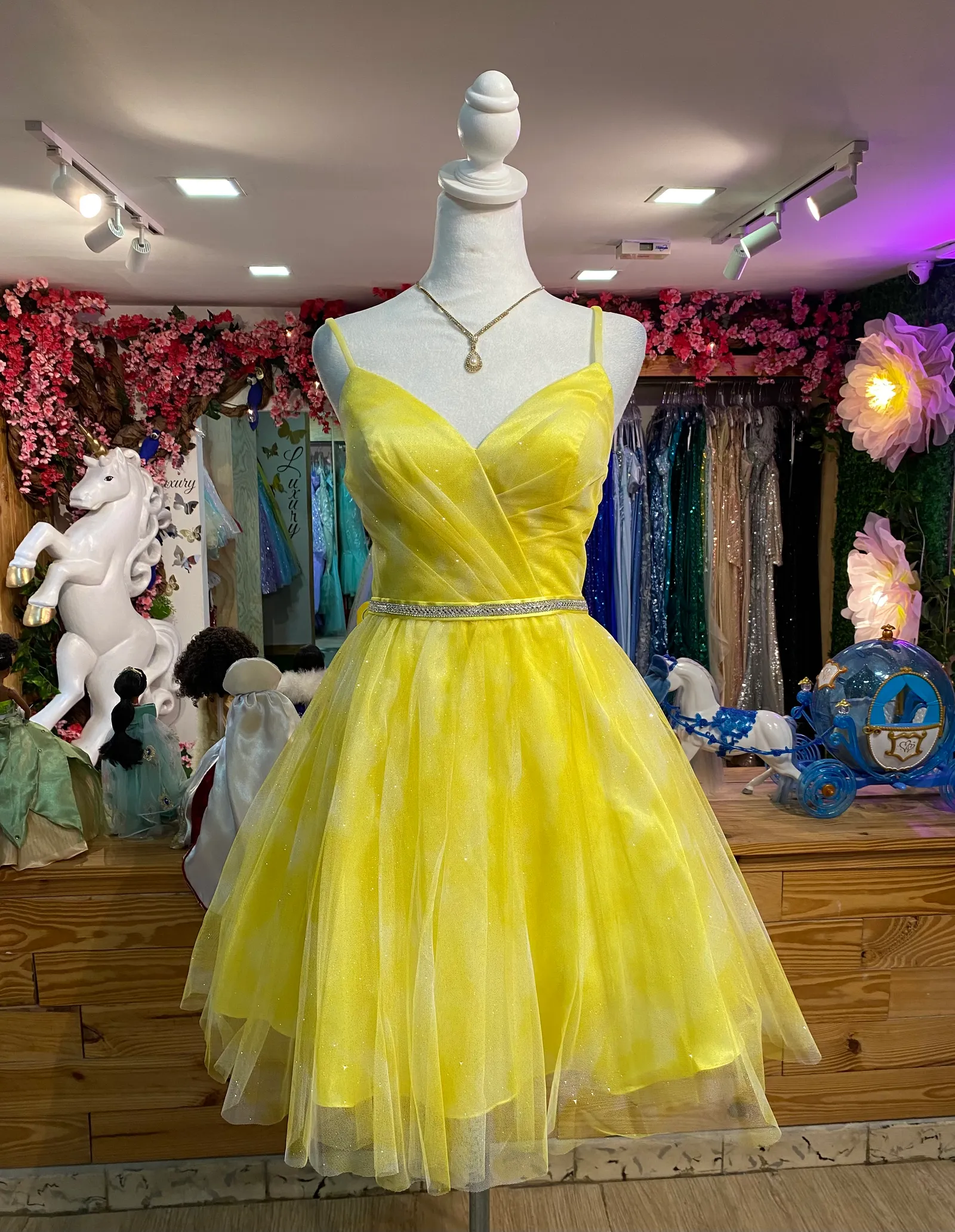 Vestido de Quinceañera corto de tiras en tela de Tull y  falda corte A