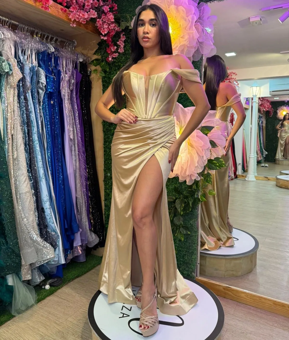 Vestido de Gala Off Shoulder en tela de seda color Dorado estilo corset con drapedo y falda con abertura lateral