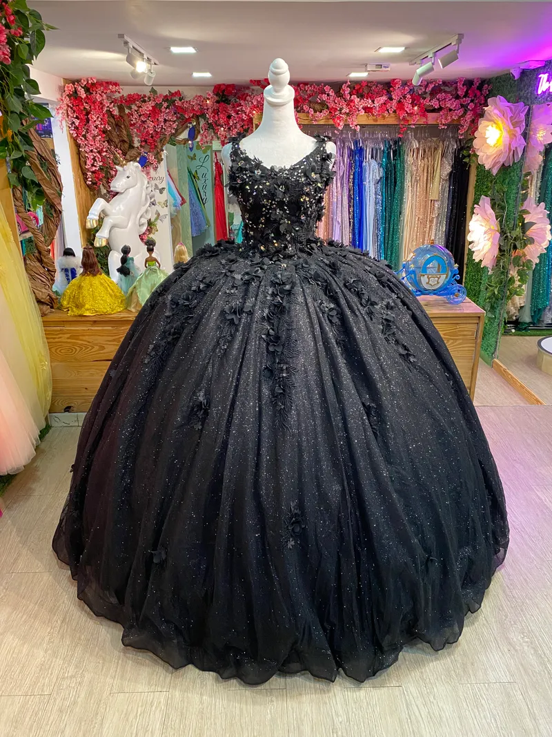 Vestido de 15 años de tiras decorado con apliques y flores en 3D en tela de Glitter, falda corte princesa y capa de Tull