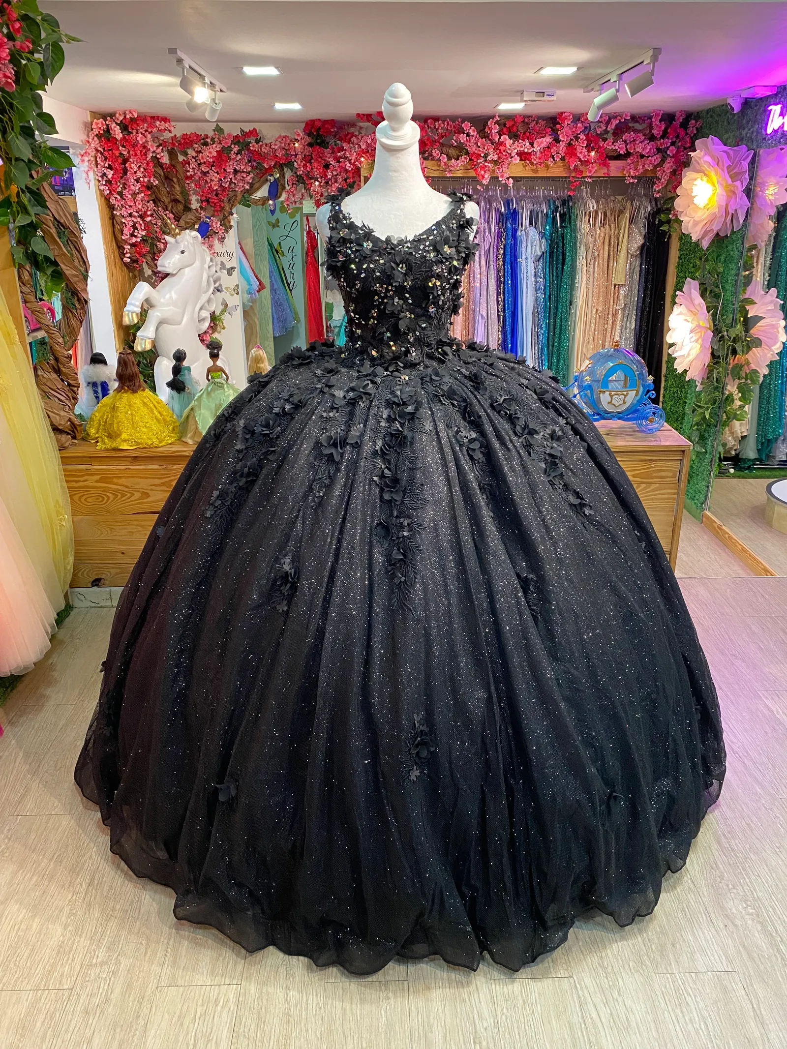 Vestido de 15 años de tiras decorado con apliques y flores en 3D en tela de Glitter, falda corte princesa y capa de Tull