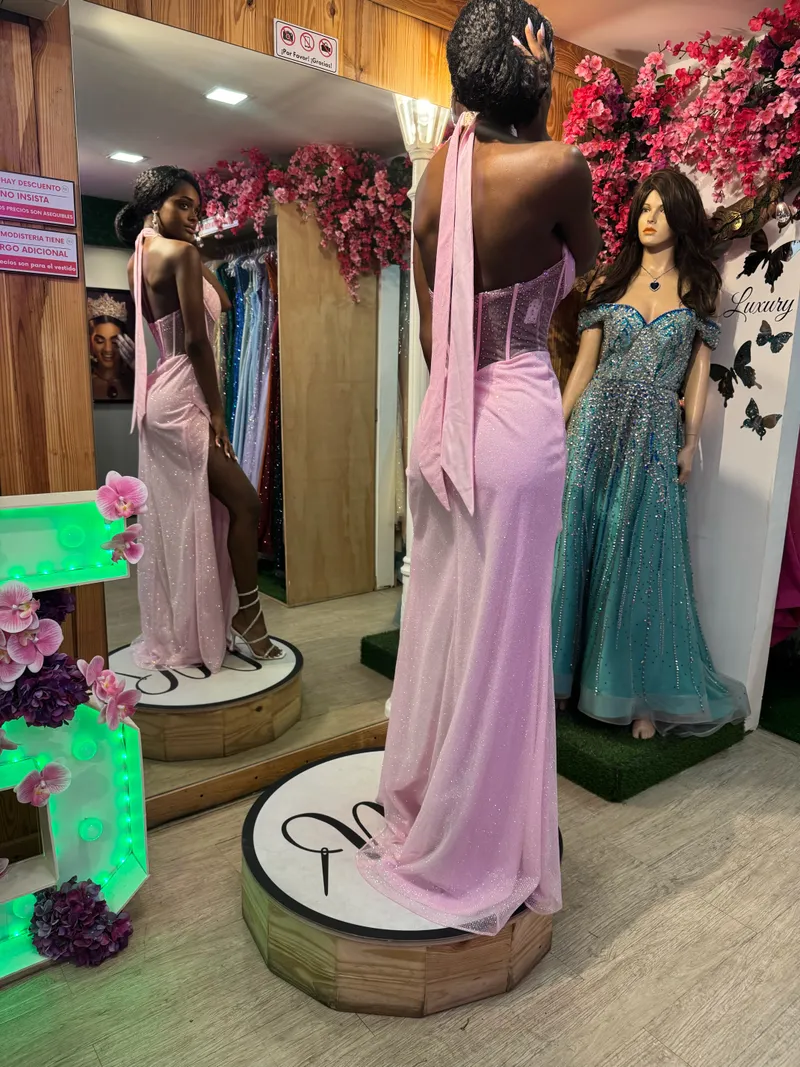 Vestido de Gala color Rosado estilo corset con transparencia decorado con Glitter y piedras rosadas