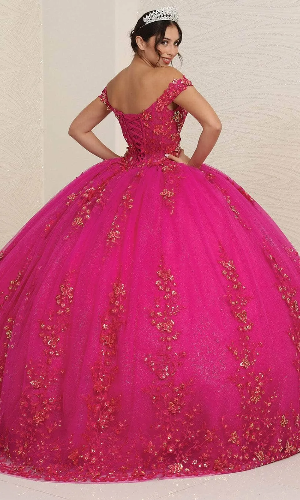Vestido de 15 años Off Shoulder con capa, decorado con apliques de flores en 3D y falda corte Princesa con Cola