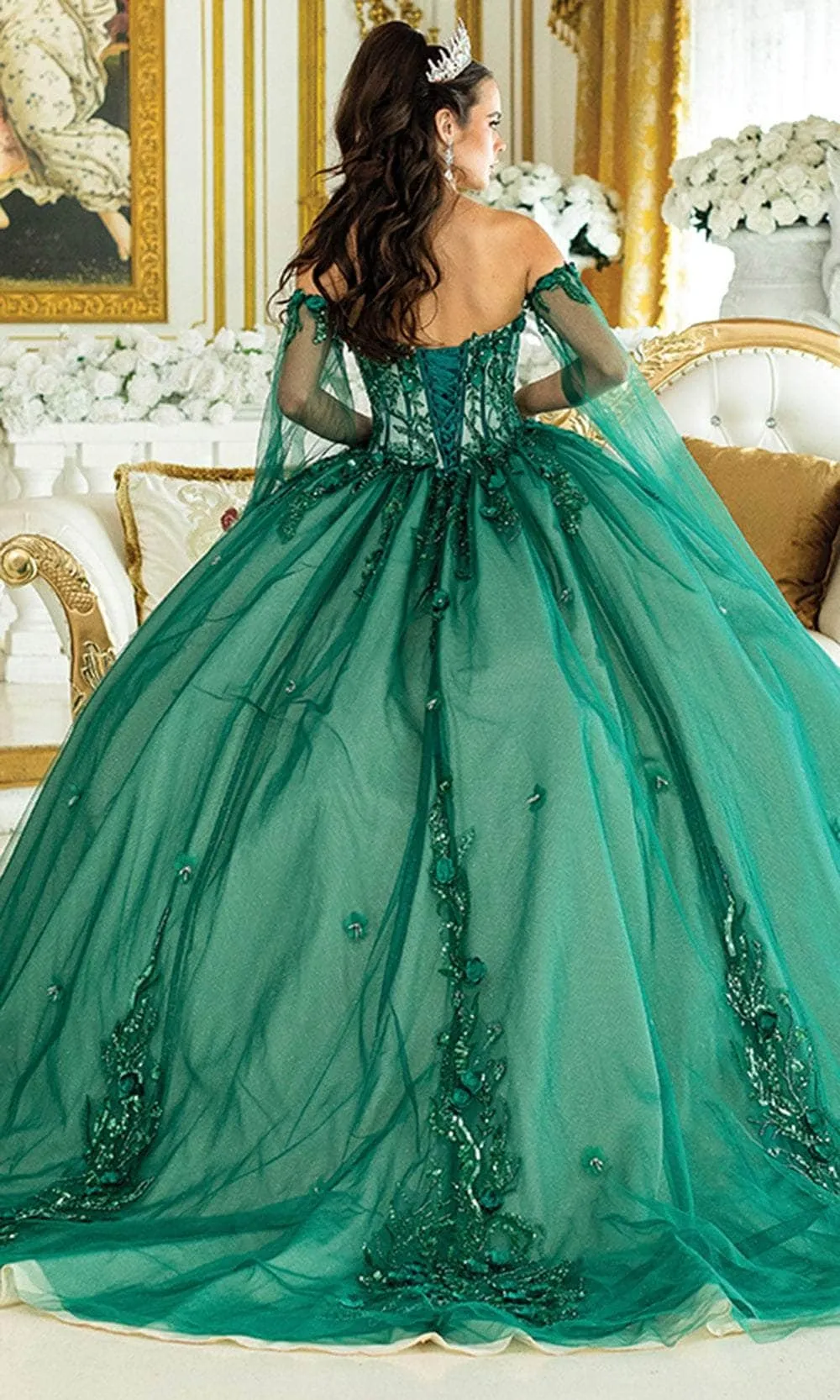 Vestido de 15 años Off Shoulder estilo corset con base Nude decorado con apliques de flores con falda corte princesa