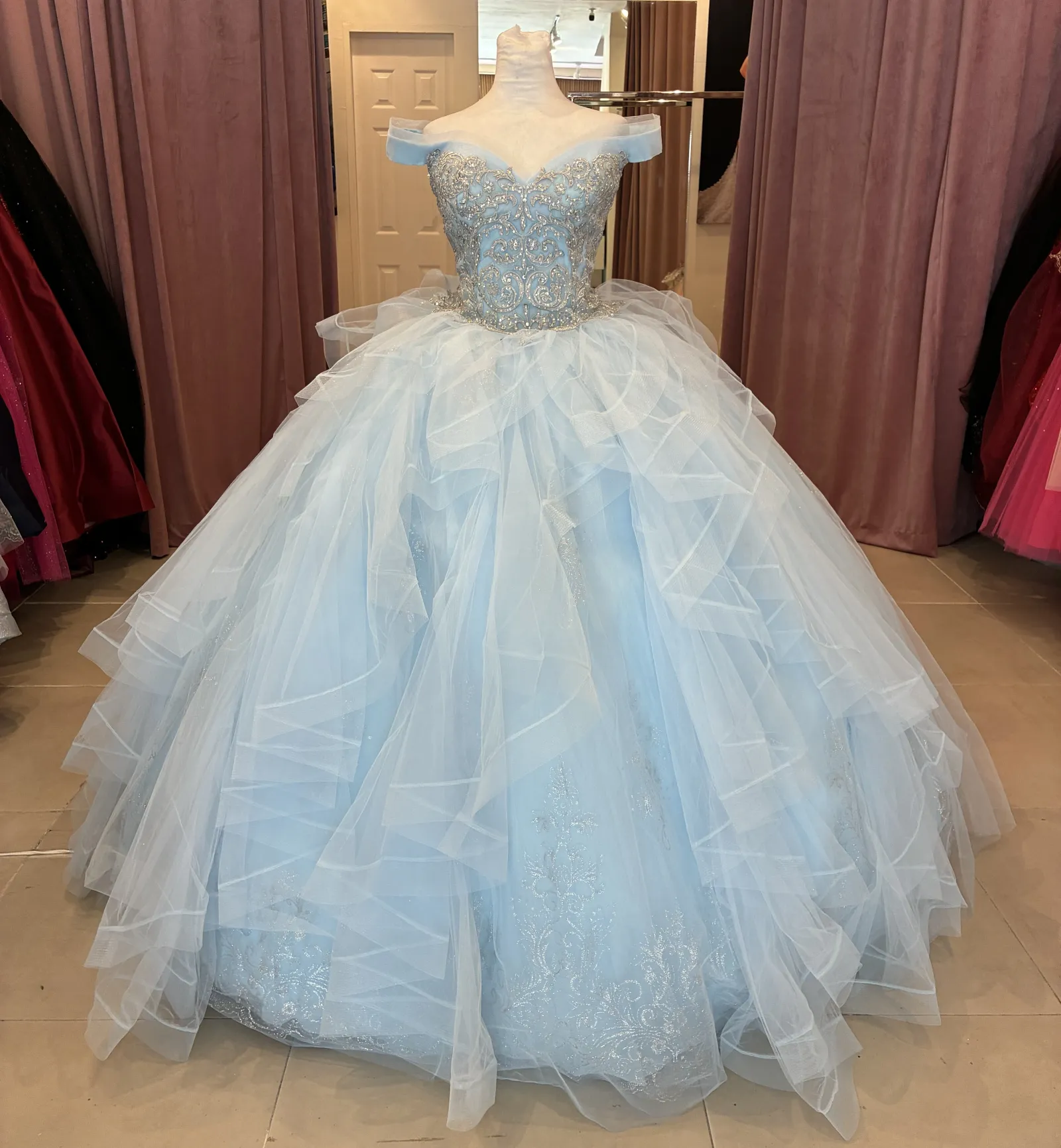 Vestido de 15 años Off Shoulder decorado con apliques y cristales en Top y falda corte Princesa de flecos