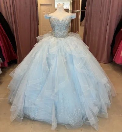 Vestido de 15 años Off Shoulder decorado con apliques y cristales en Top y falda corte Princesa de flecos