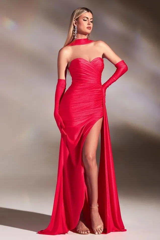 Vestido de Gala Strapless escote en forma de corazón en tela alicrada con guantes y falda con abertura y cola lateral