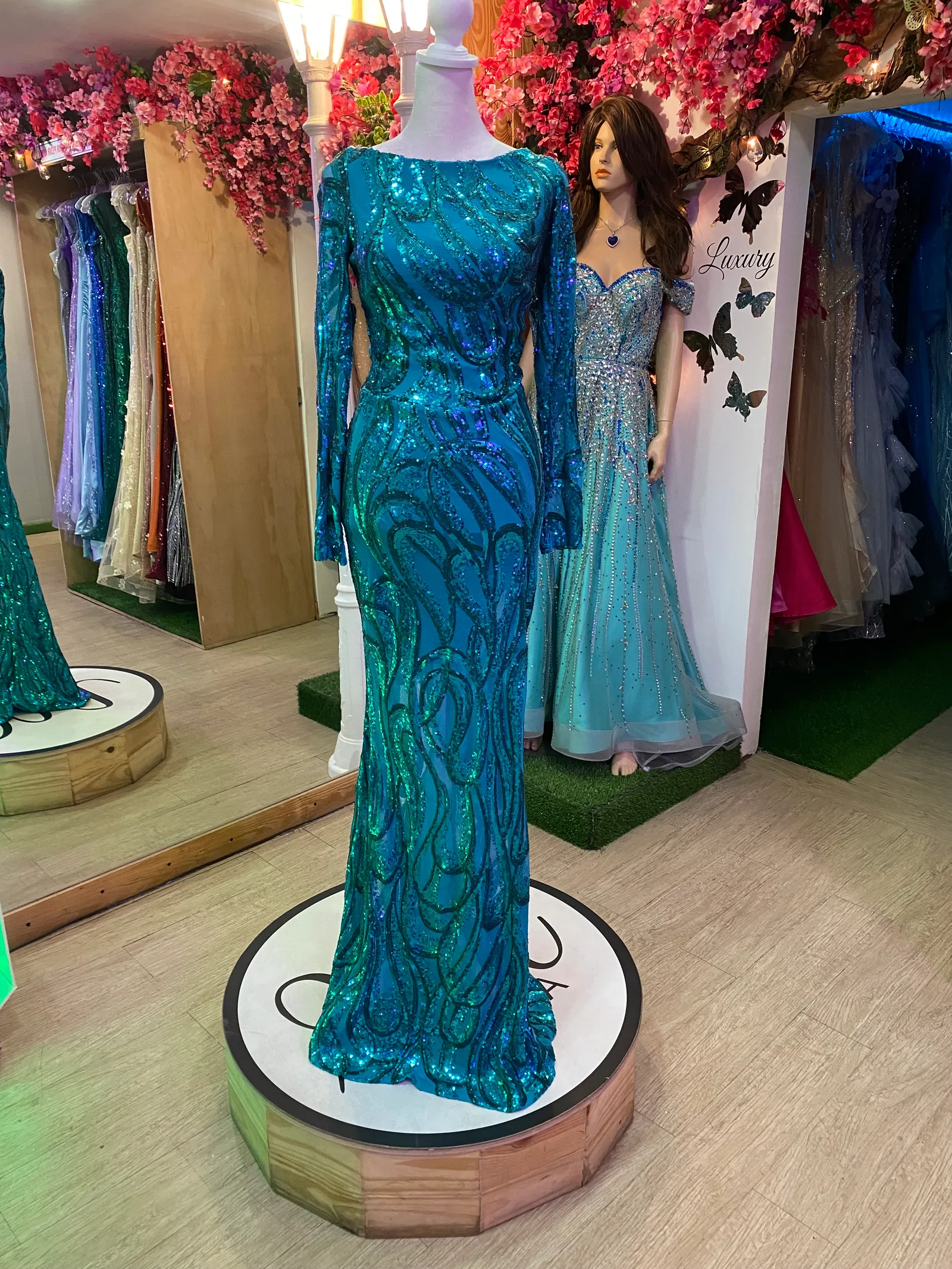 Vestido de Gala manga larga Cuello Halter ajustado al cuerpo color Menta decorado con lentejuelas y falda corte A