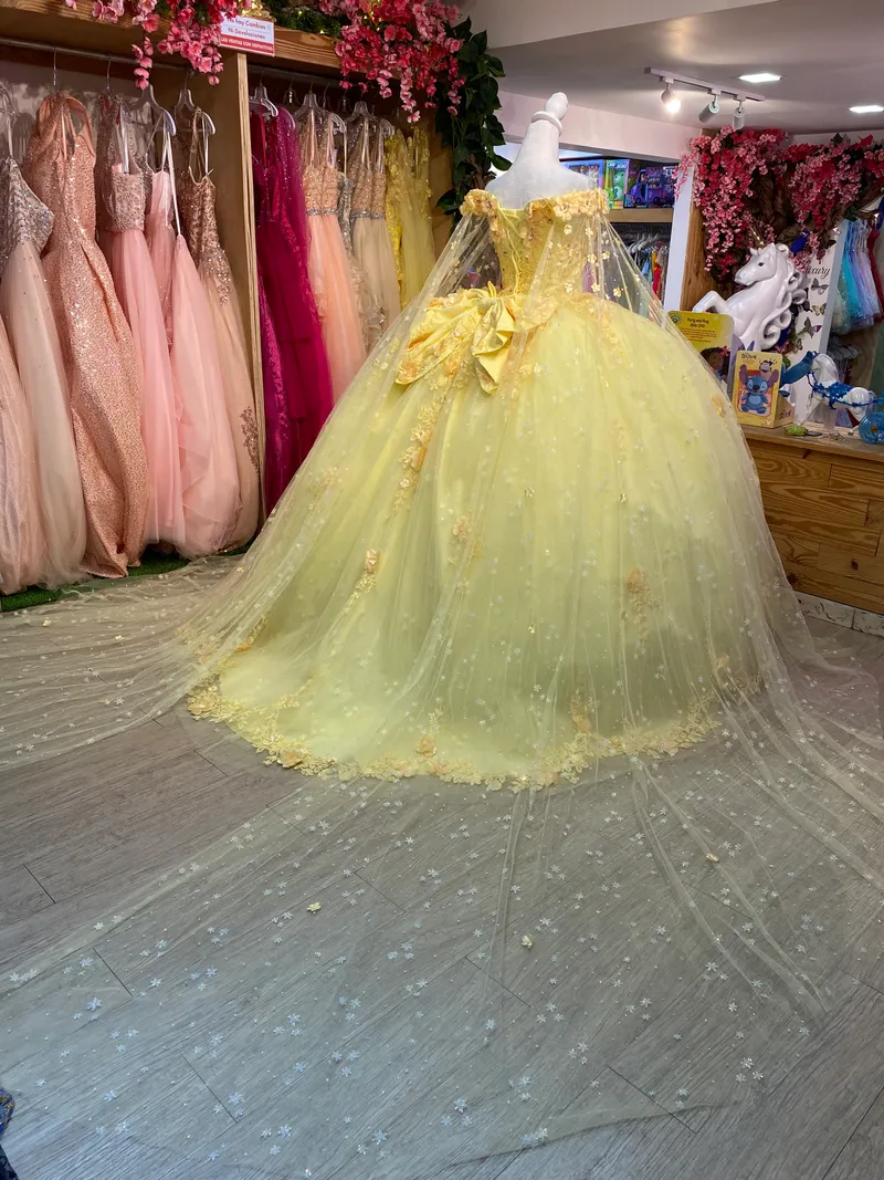 Vestido de 15 años Off Shoulder decorado con apliques de Flores, capas y falda corte Princesa con Lazo