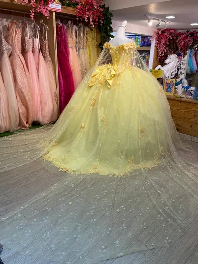 Vestido de 15 años Off Shoulder decorado con apliques de Flores, capas y falda corte Princesa con Lazo