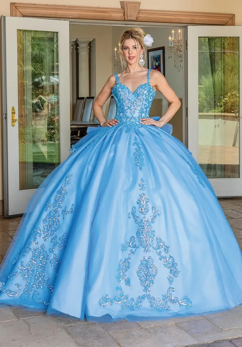 Vestido de 15 años decorado con apliques de lentejuelas y falda corte Princesa con cola y lazo