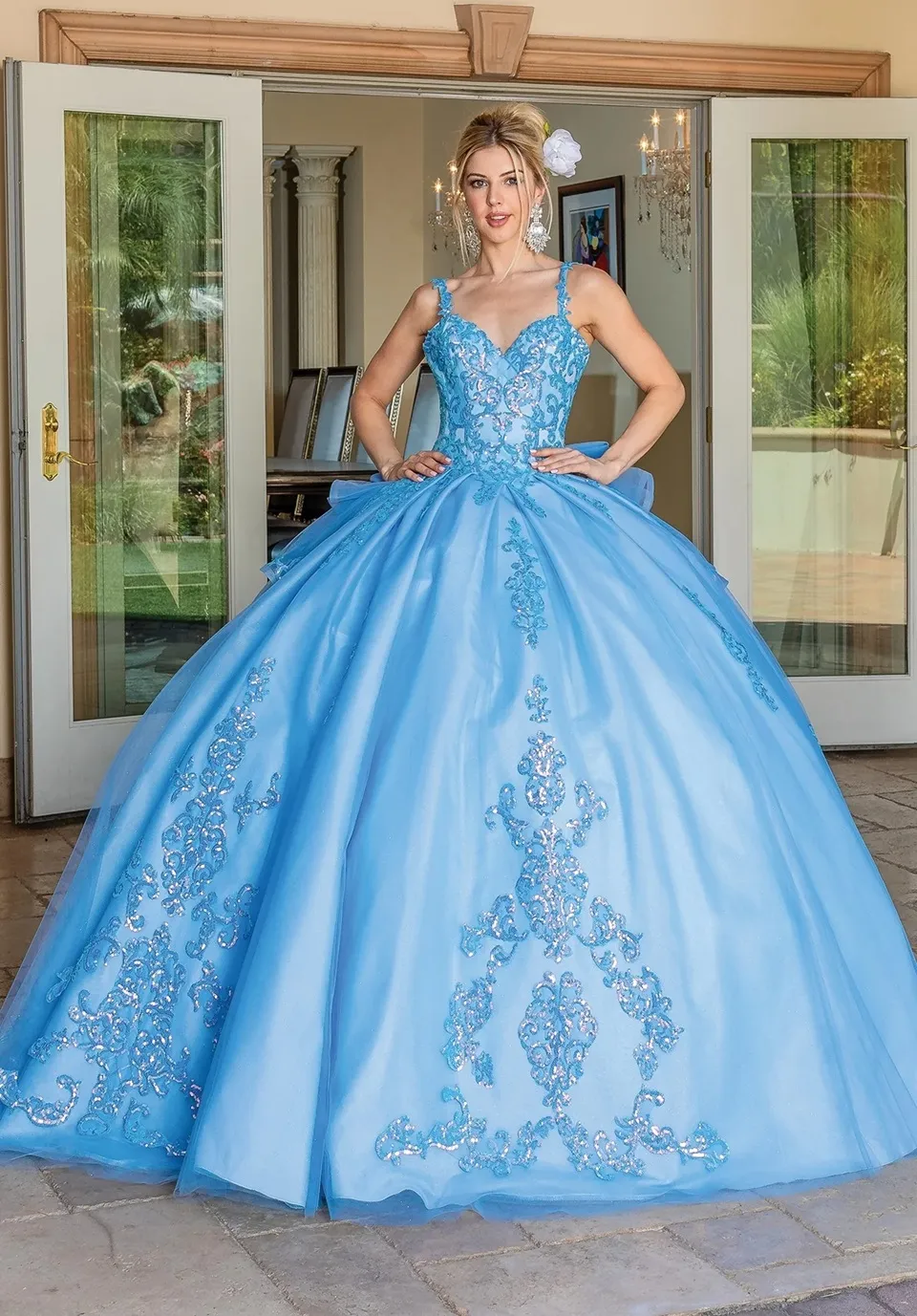 Vestido de 15 años decorado con apliques de lentejuelas y falda corte Princesa con cola y lazo