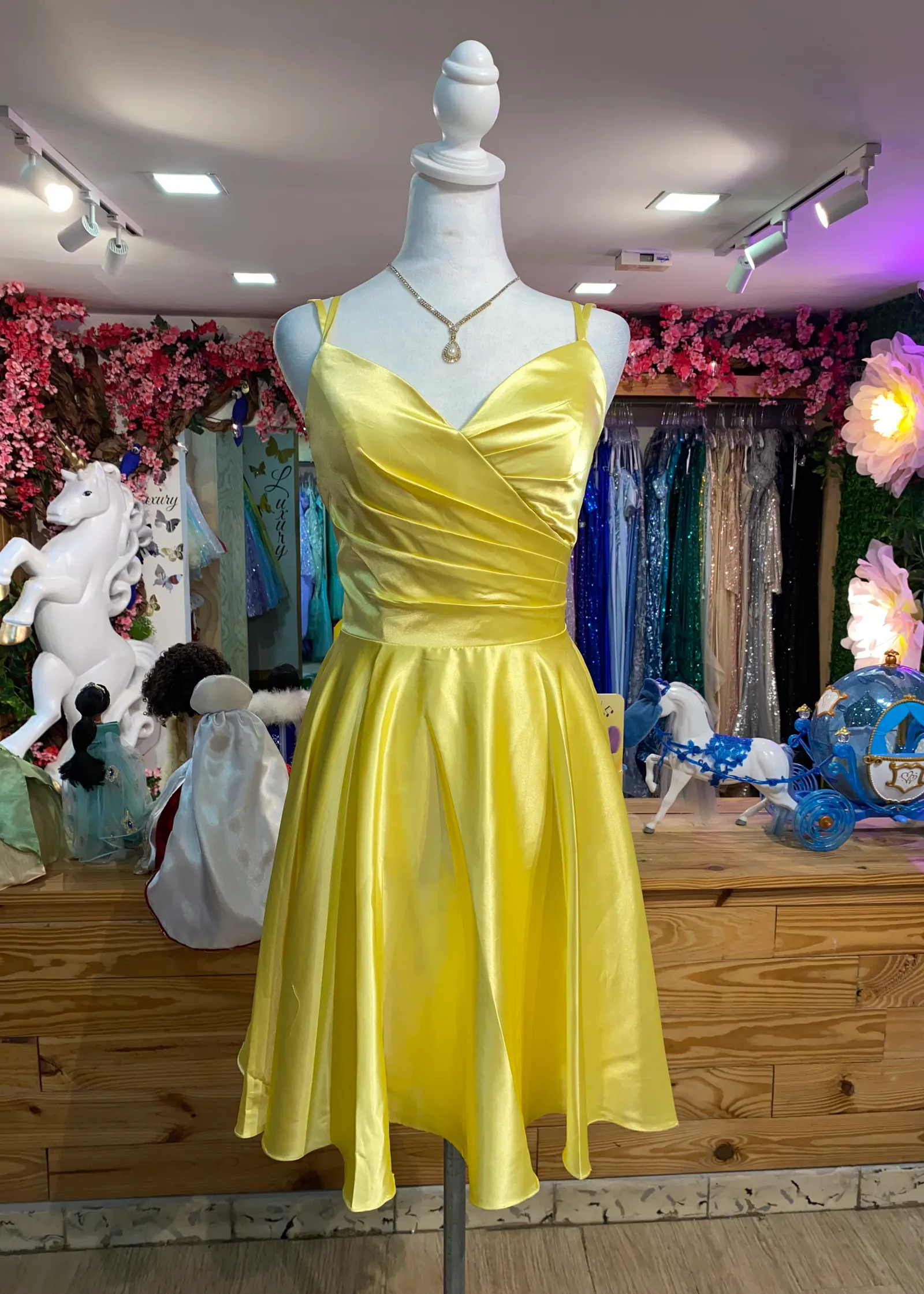 Vestido corto de tiras en tela de seda y falda corte A