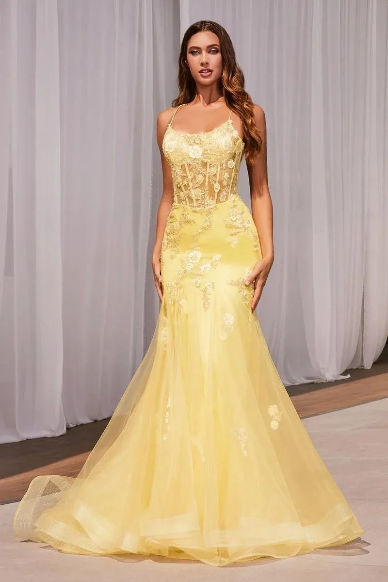Vestido de Gala de tiras, estilo corsé con transparencia decorado con apliques de flores en pedrería y falda corte Sirena