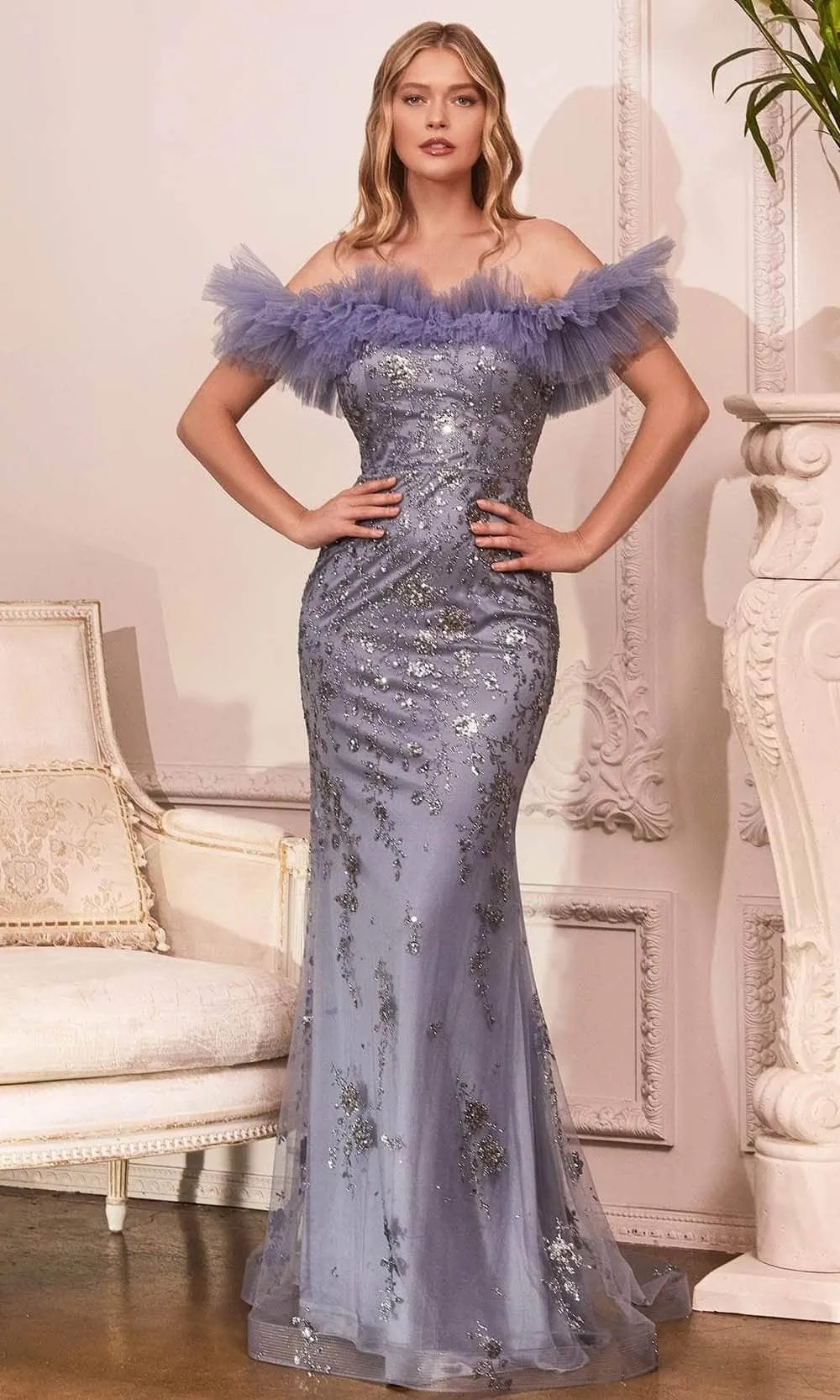 Vestido de Gala Off Shoulder en tela decorada con apliques en Glitter dorados
