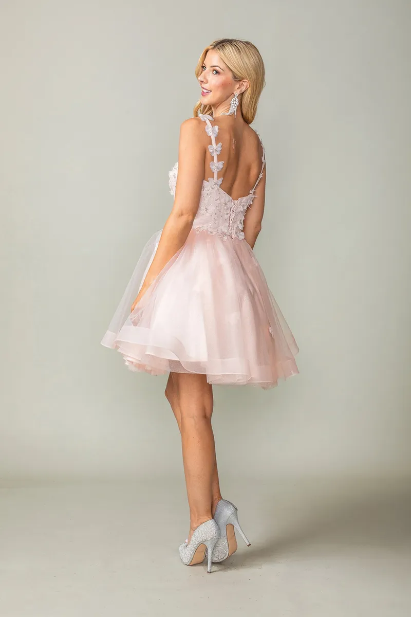 Vestido corto de 15 años tipo cocktail decorado con apliques de flores en 3D y falda corte A de vuelos