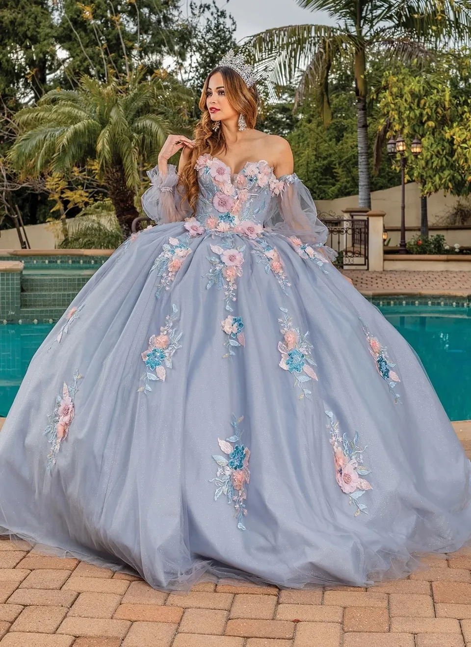 Vestido de 15 años con mangas abullonadas, decorado con apliques de flores y falda corte princesa