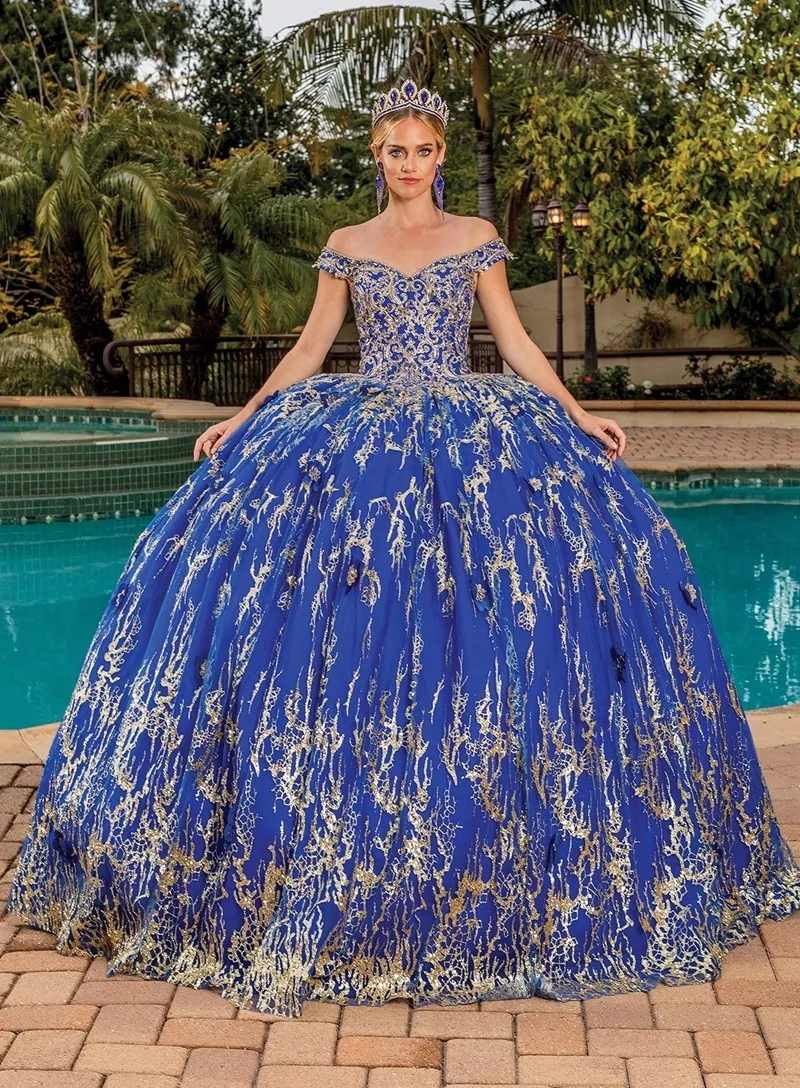Vestido de 15 años Off Shoulder con decoraciones de Glitter en Dorado y Pedreria en Top, falda corte Princesa