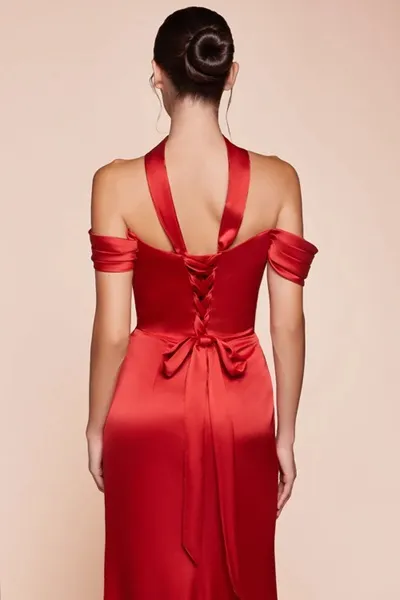 Vestido de Gala Off Shoulder ajustable en tela de Seda, mangas caidas y falda con abertura lateral