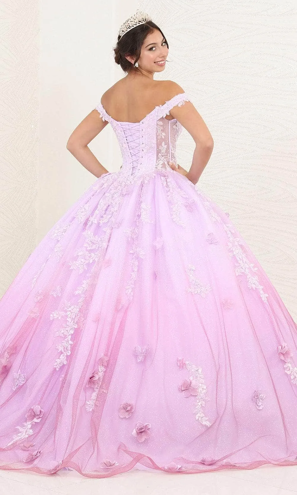 Vestido de 15 años Off Shoulder estilo corset con transparencia, decorado con apliques de flores y falda corte Princesa con difuminado