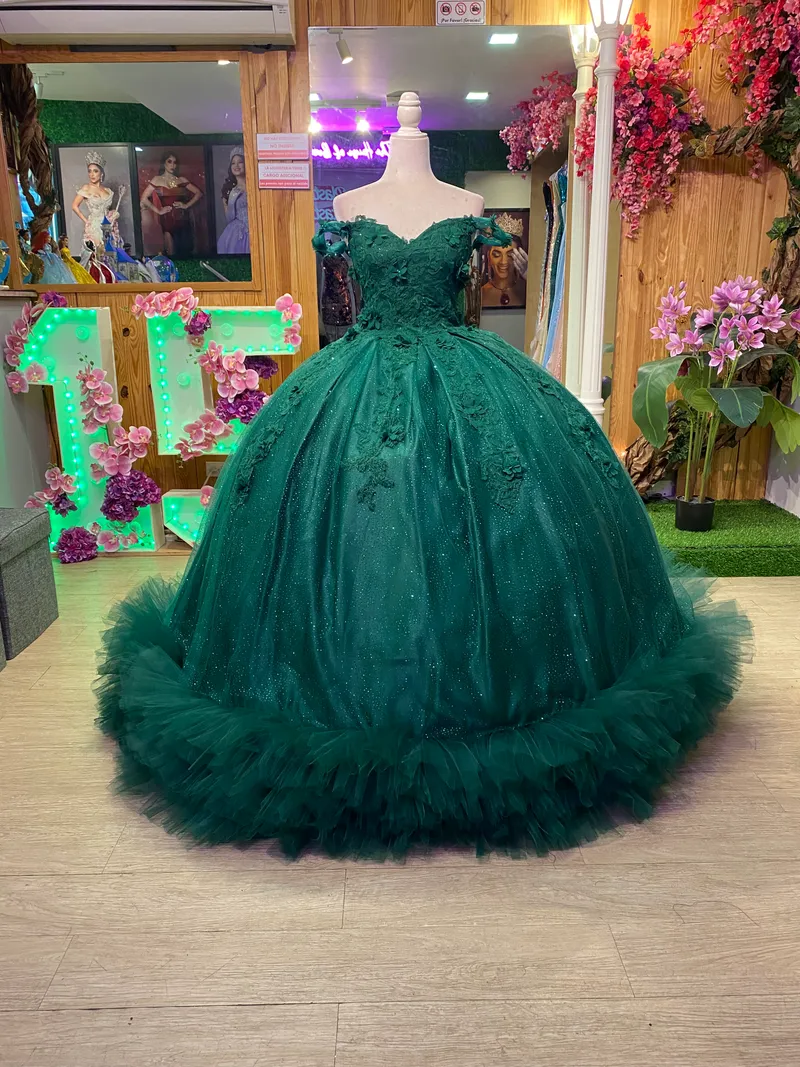 Vestido de 15 años Off Shoulder decorado con Glitter, apliques de flores en 3D y borde de tull