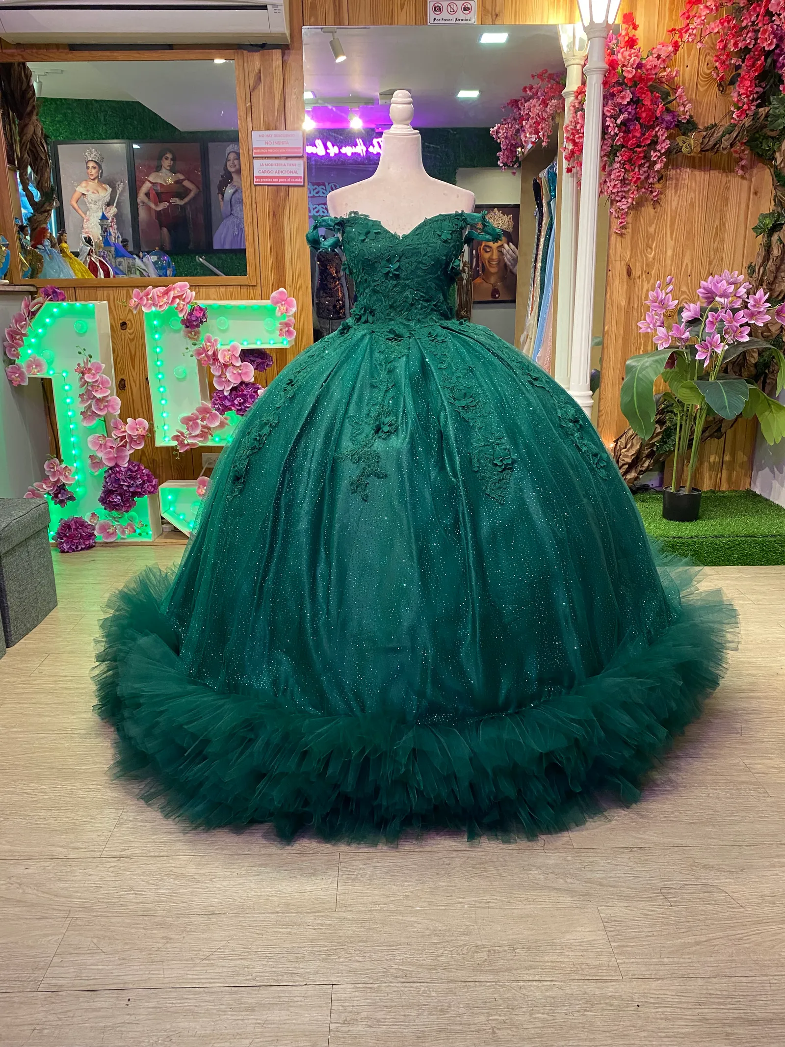 Vestido de 15 años Off Shoulder decorado con Glitter, apliques de flores en 3D y borde de tull