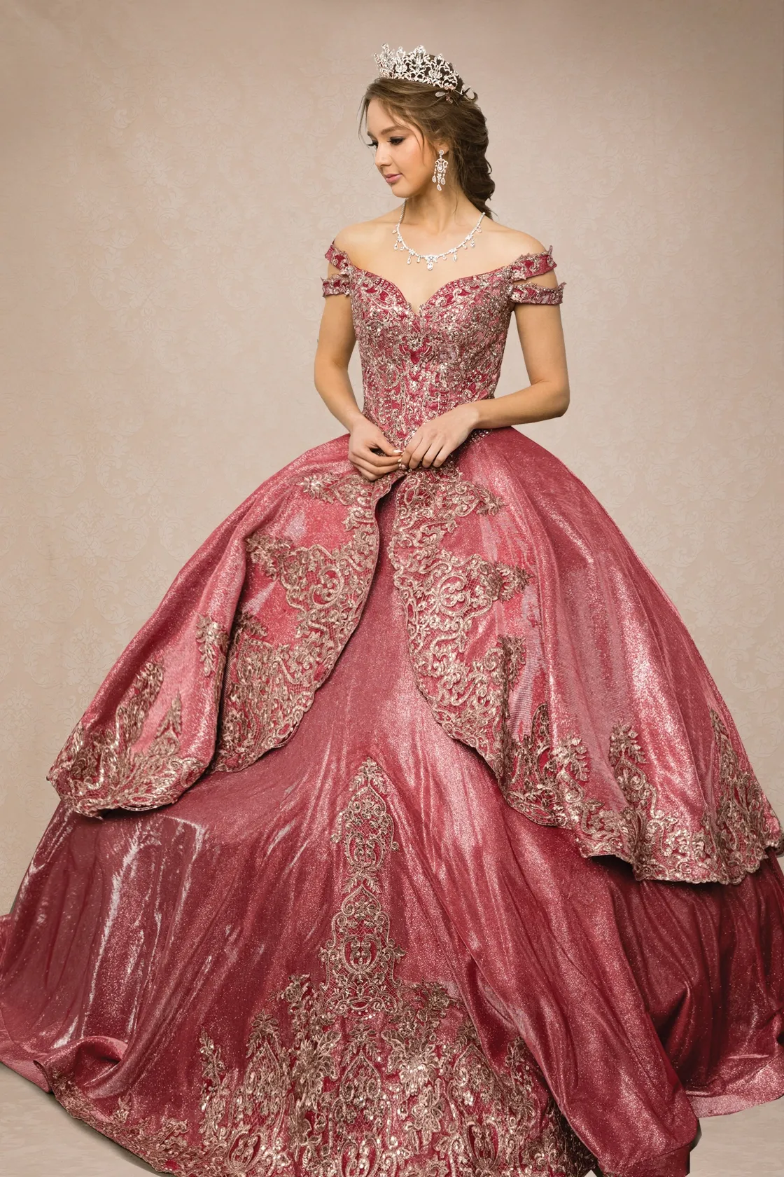 Vestido de Gala Off Shoulder en tela de Glitter decorado con apliques y falda corte Princesa