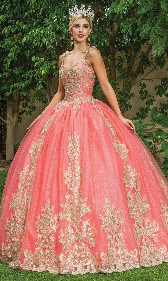 Vestido de 15 años de tiras decorado con apliques dorados en tela de glitter y falda corte princesa