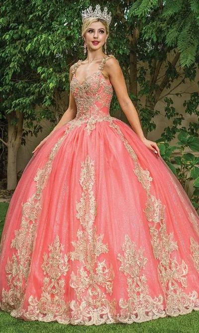 Vestido de 15 años de tiras decorado con apliques dorados en tela de glitter y falda corte princesa