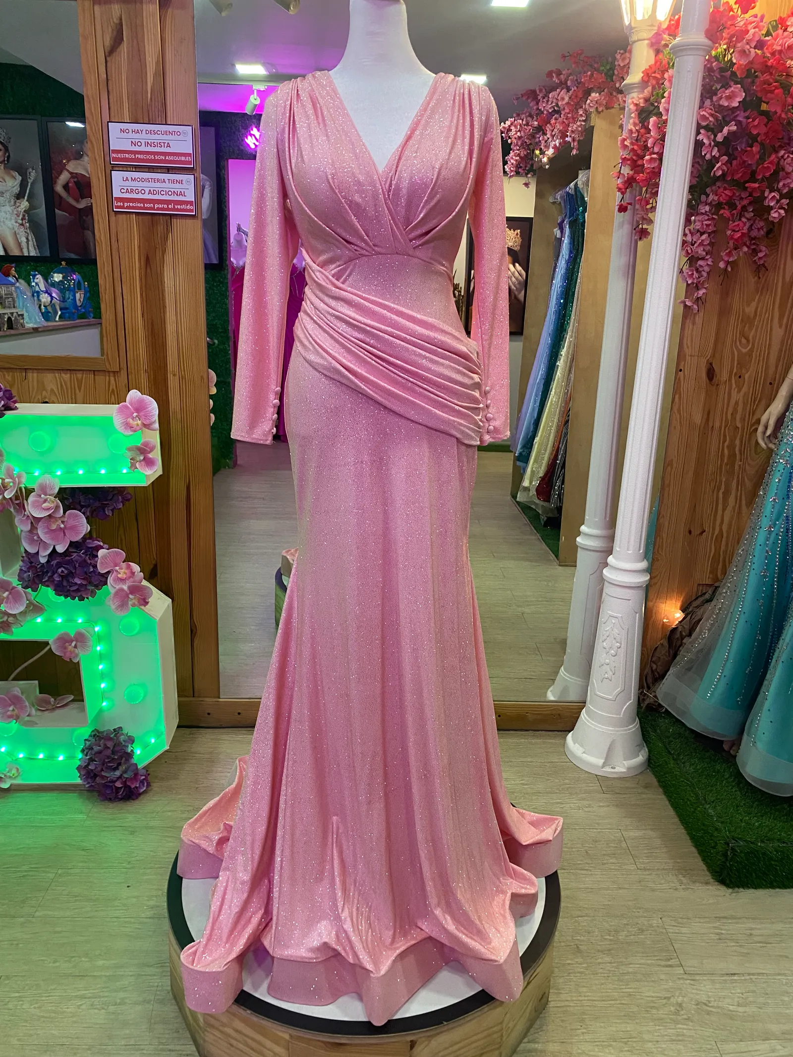 Vestido de Gala manga larga en tela de Glitter color Rosado con espalda descubierta y drapeado