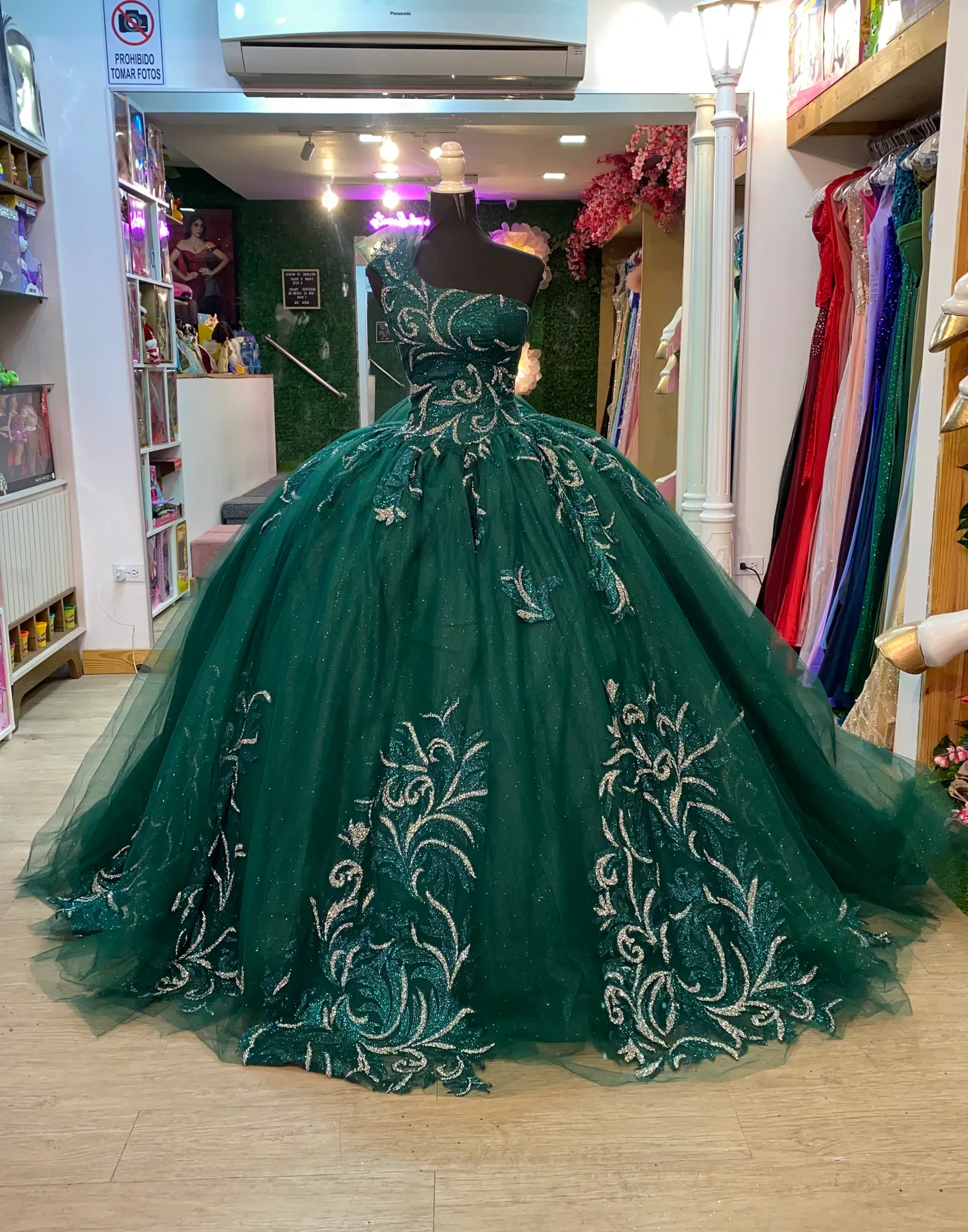 Vestido de 15 años One Shoulder decorado con apliques de Glitter y falda corte Princesa con cola