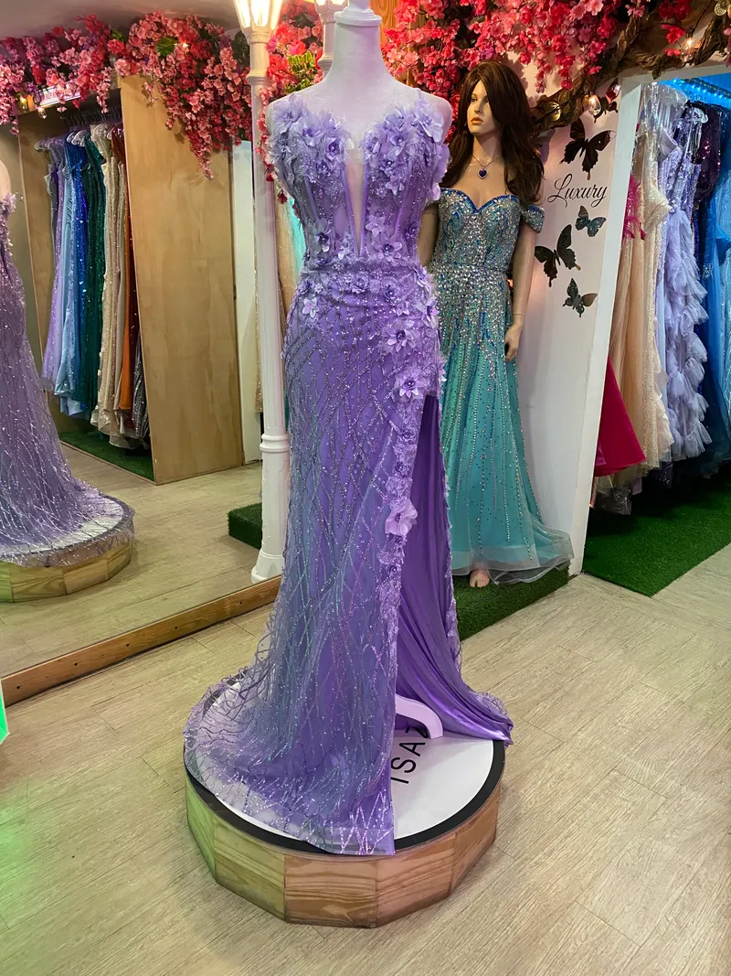 Vestido de Gala estilo corset con transparencia color Lila decorado con glitter y flores en 3D, falda con abertura lateral