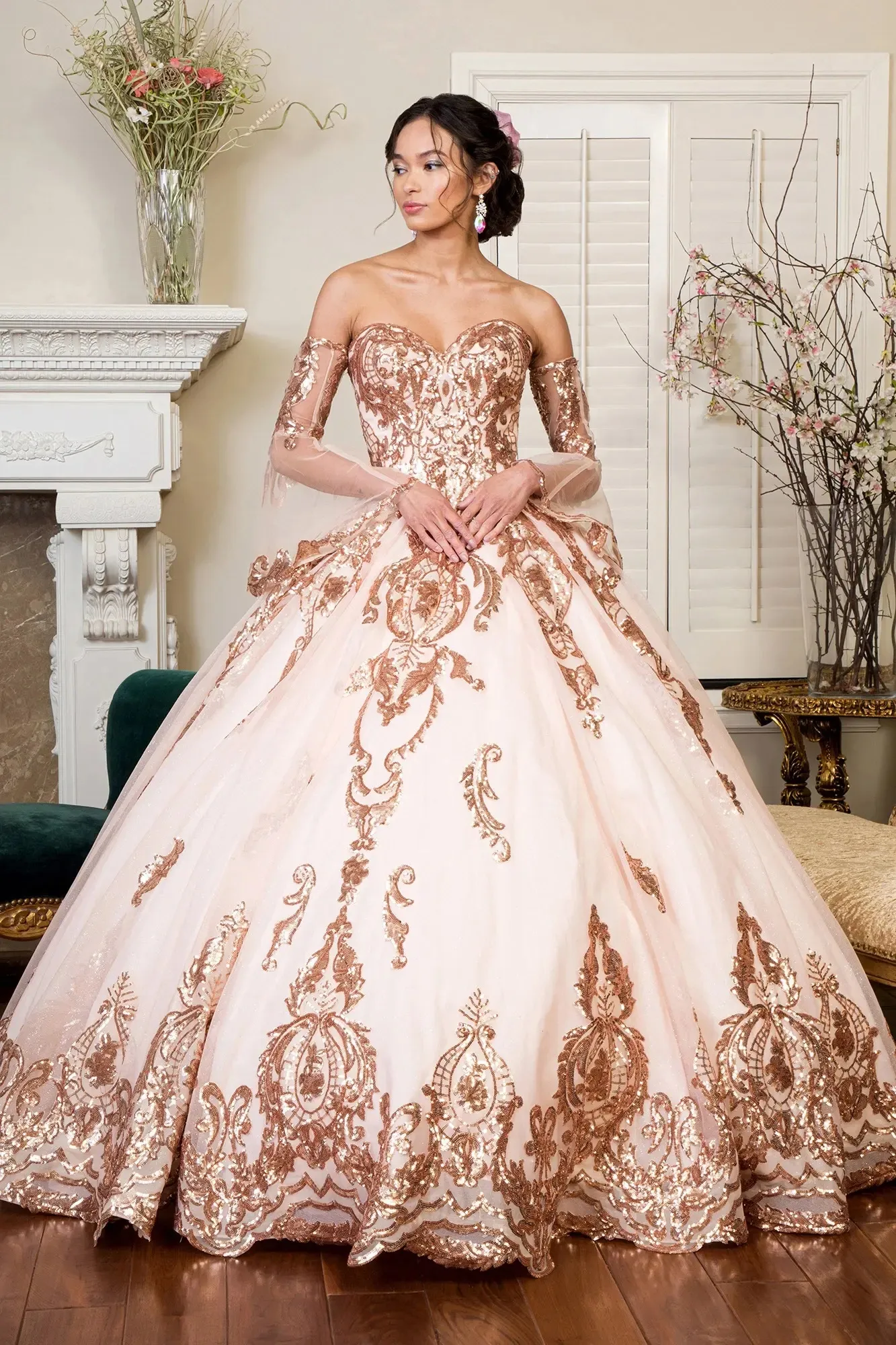 Vestido de 15 años Imperium Strapless con mangas tipo guantes decorado con apliques