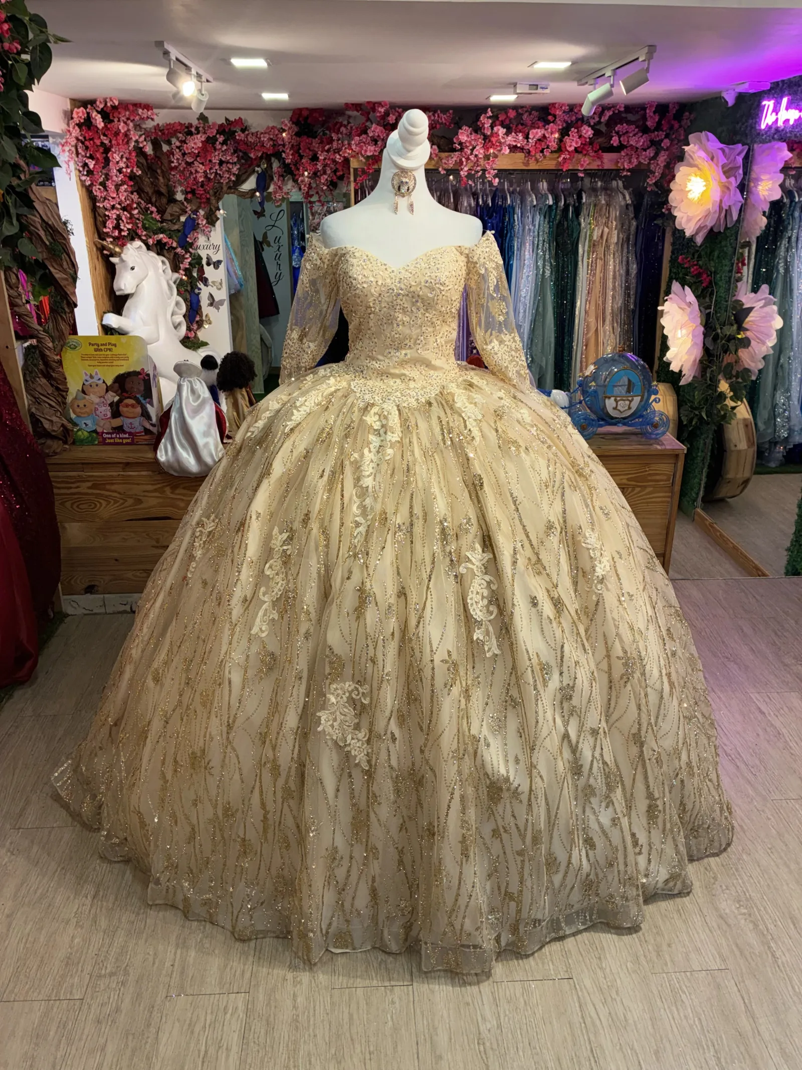 Vestido de 15 años Off Shoulder con manga larga decorado con apliques y decoraciones de glitter falda corte princesa
