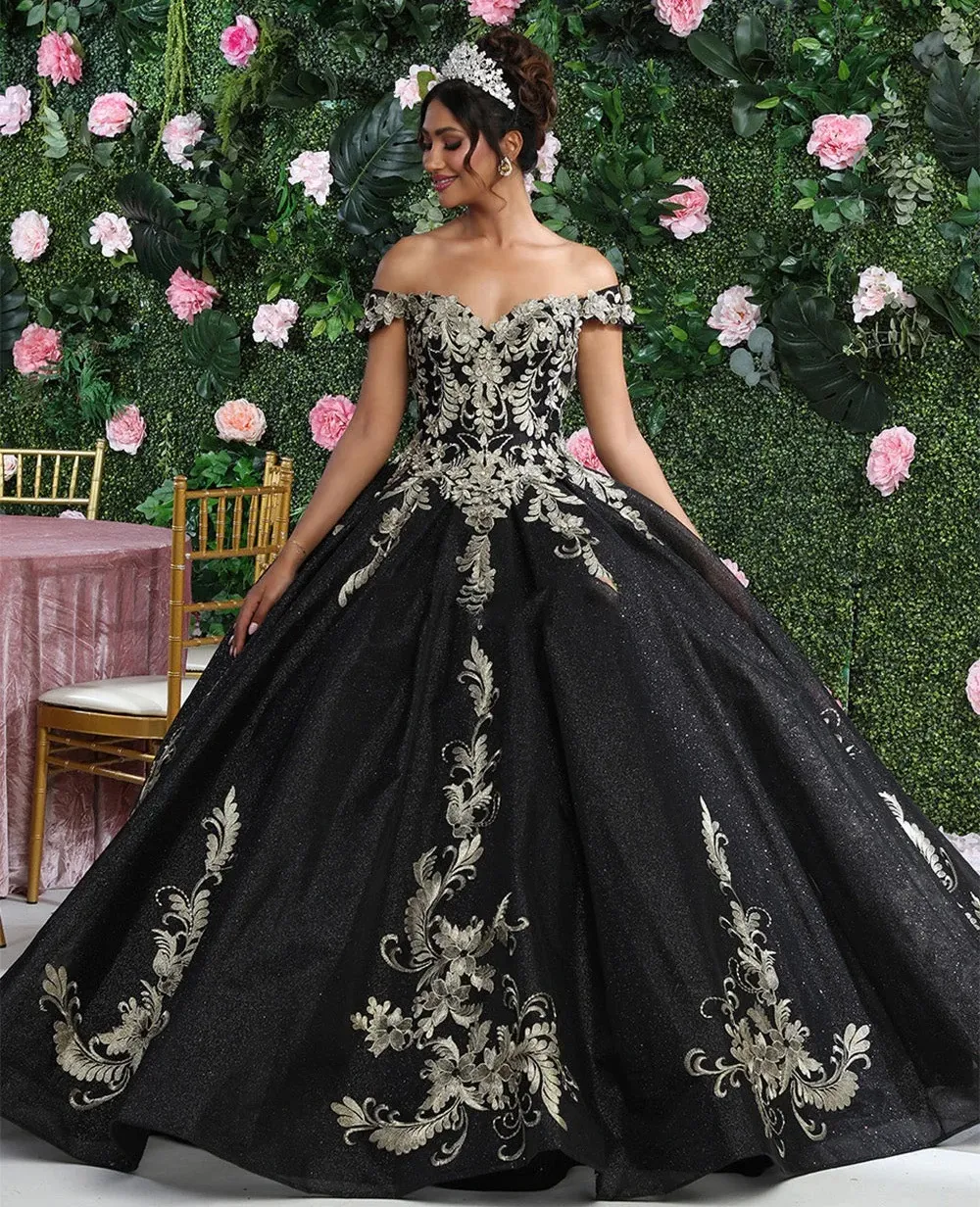 Vestido de Quinceaños off shoulder en tela glitter, aplicaciones en dorado y falda corte princesa