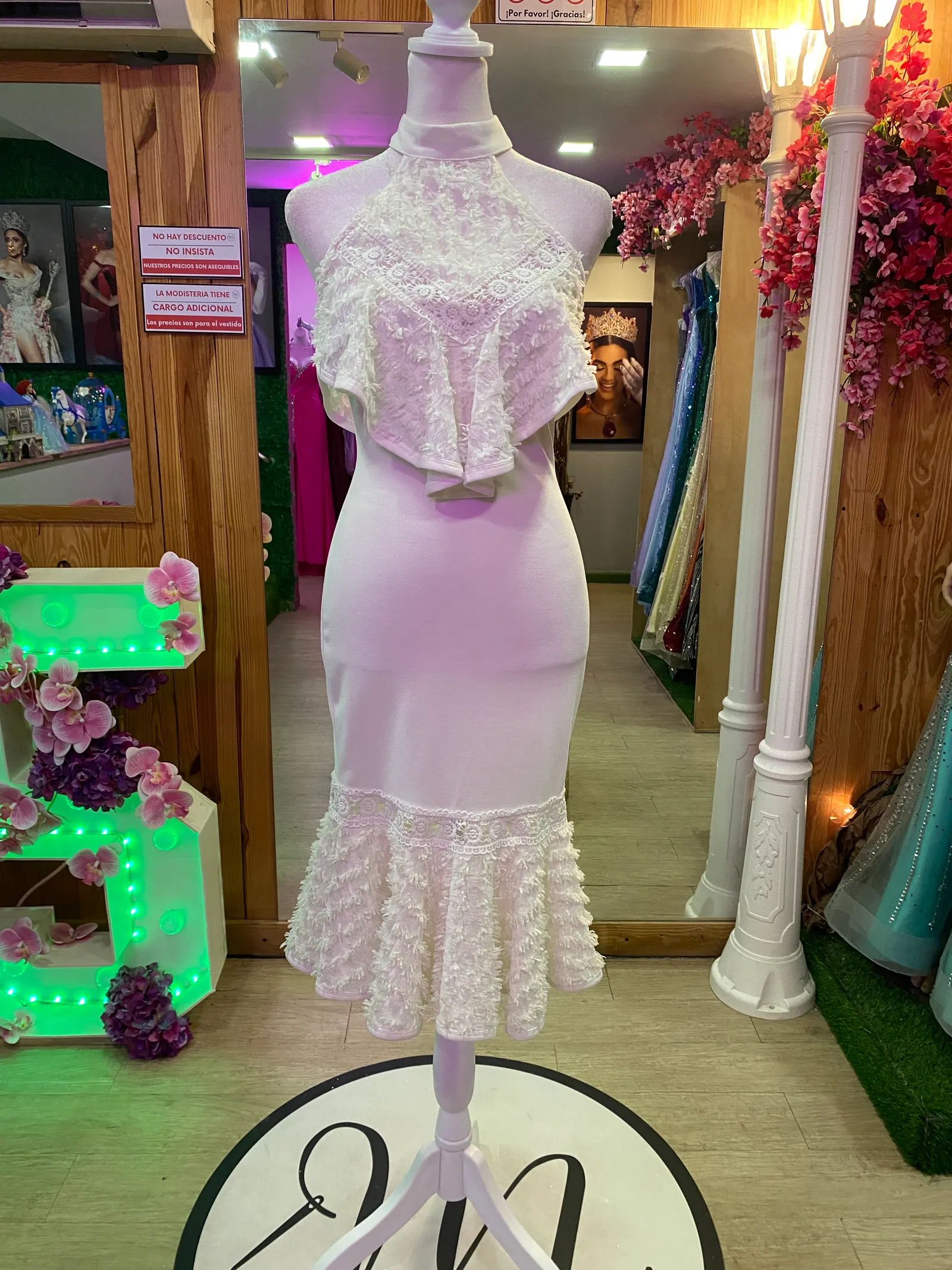Vestido midi color Blanco Cuello Halter ajustado decorado con apliques