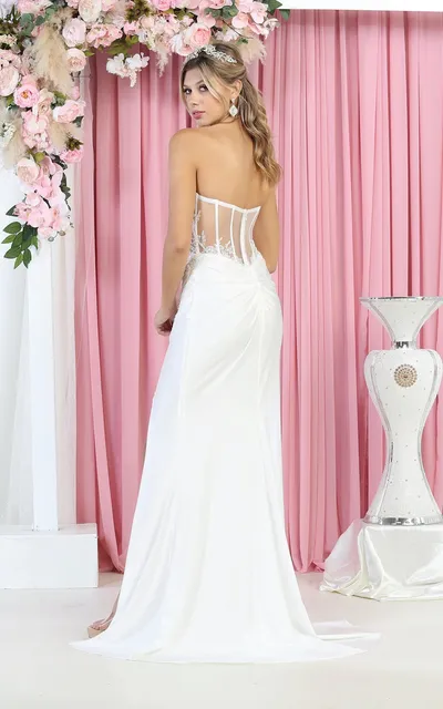 Vestido de Novia Strapless con escote y estilo corset con transparencia decorado con apliques y abertura lateral