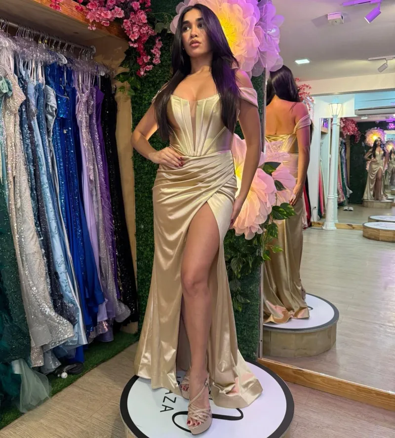Vestido de Gala Off Shoulder en tela de seda color Dorado estilo corset con drapedo y falda con abertura lateral