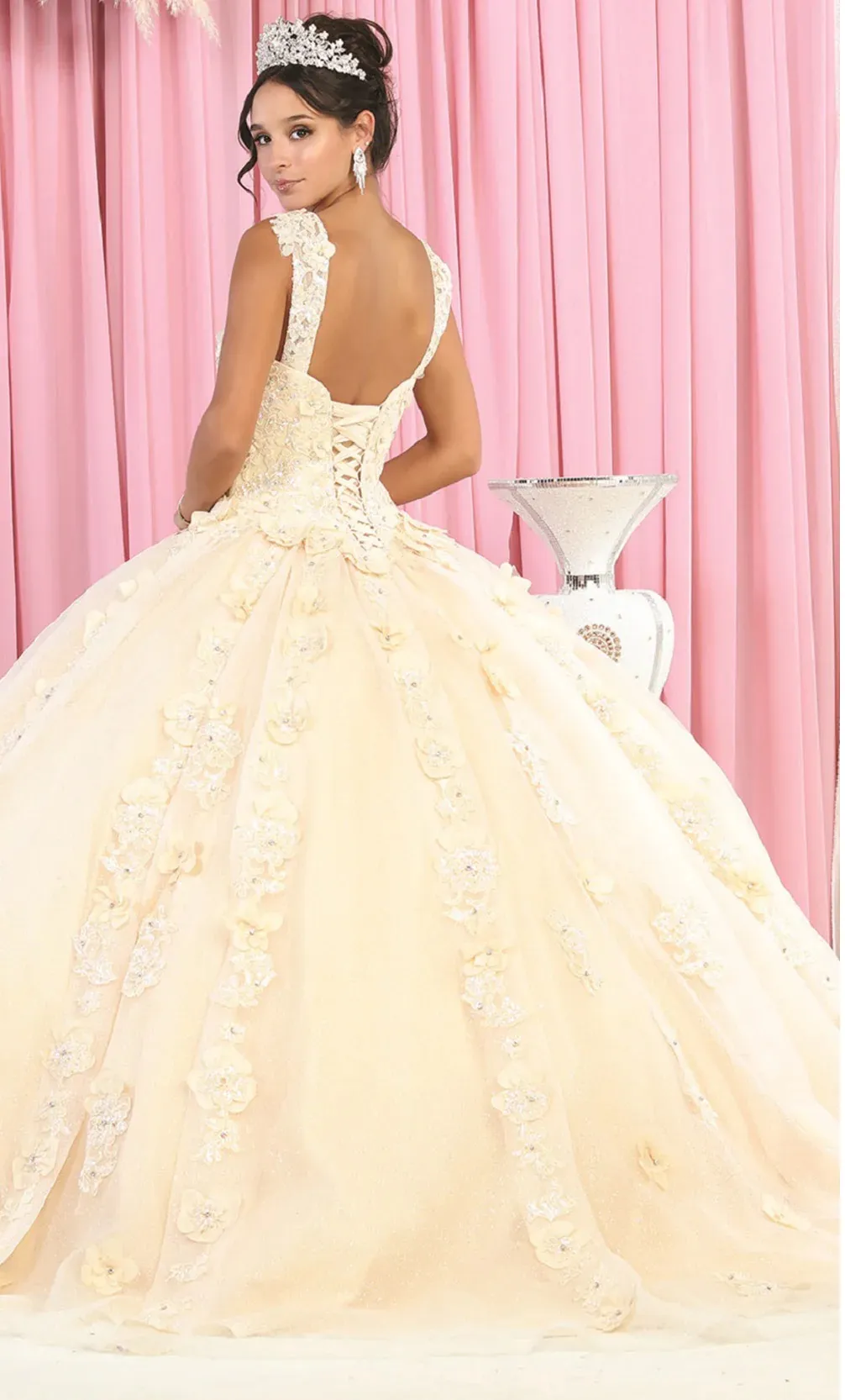Vestido de 15 años de tiras decorado con apliques y flores en 3D en tela de glitter falda corte princesa