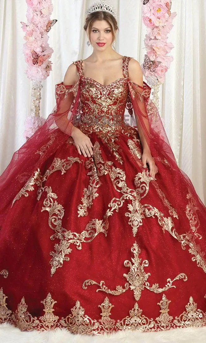 Vestido de 15 años Off Shoulder con capa en mangas decorado con apliques dorados y falda corte princesa