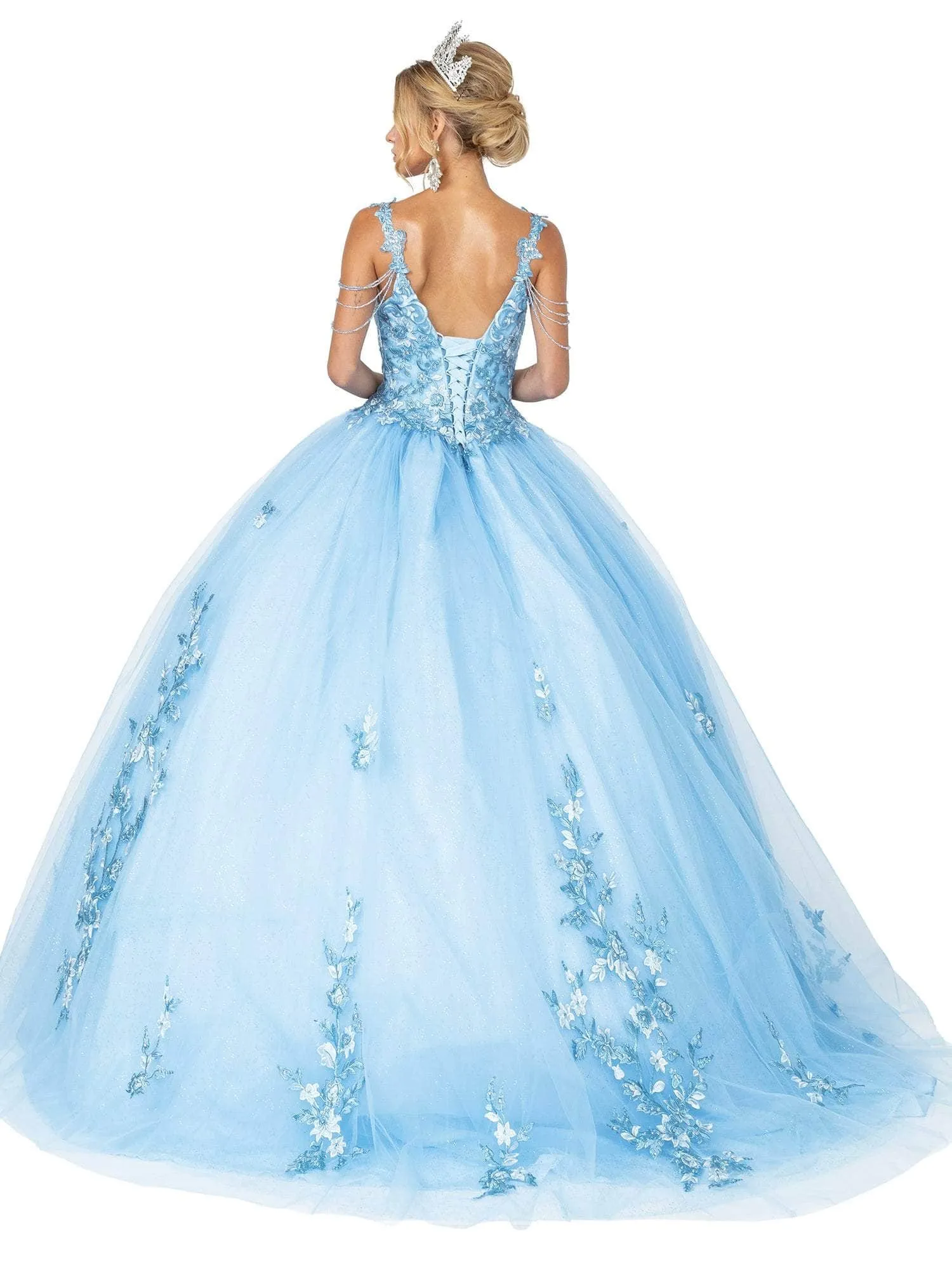 Vestido de 15 años de tiras decoradas con pedrería, apliques de flores y falda corte Princesa
