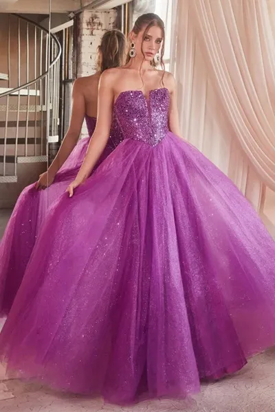 Vestido de Gala Strapless decorado con Pedrería en Top y falda corte A de Tul