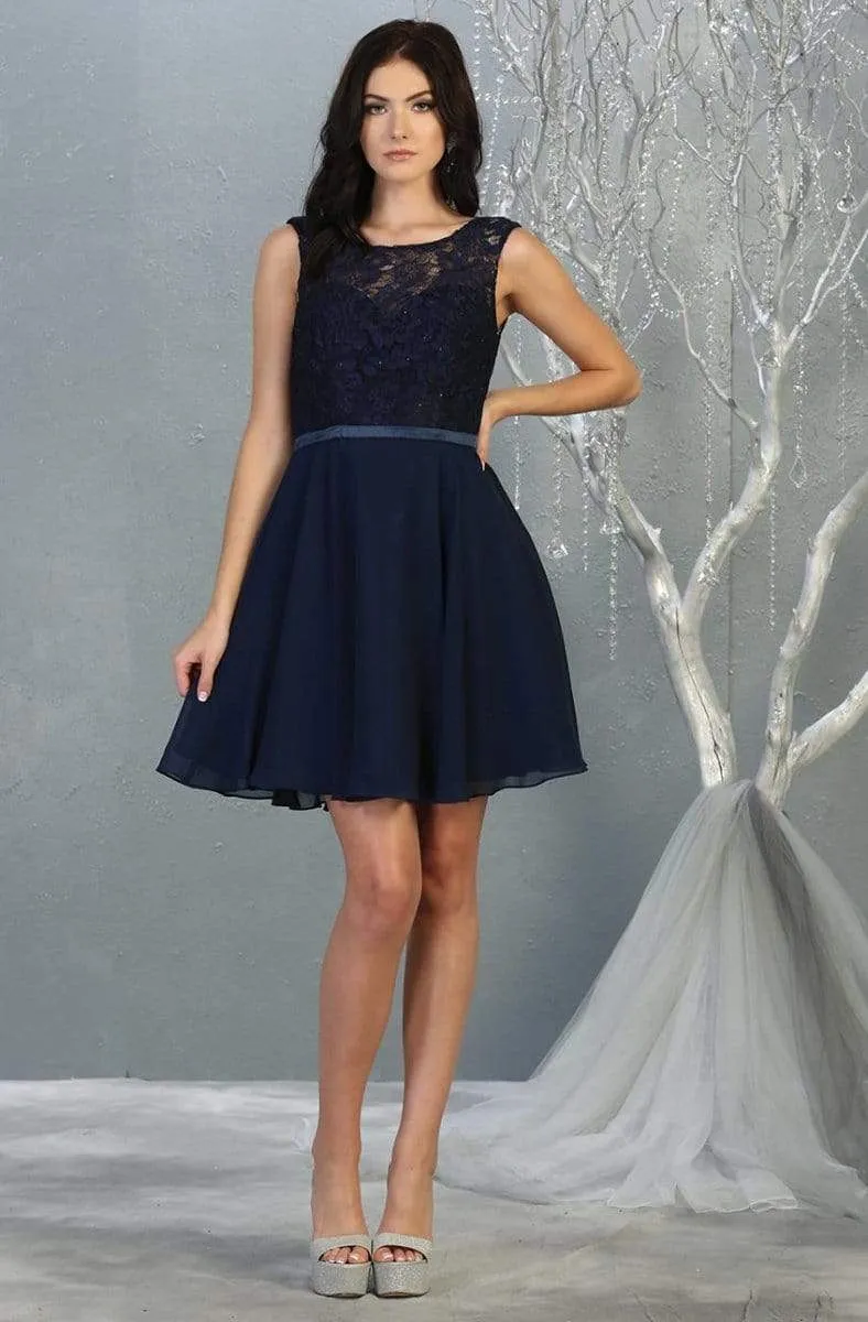 Vestido corto tipo cocktail decorado con apliques en top