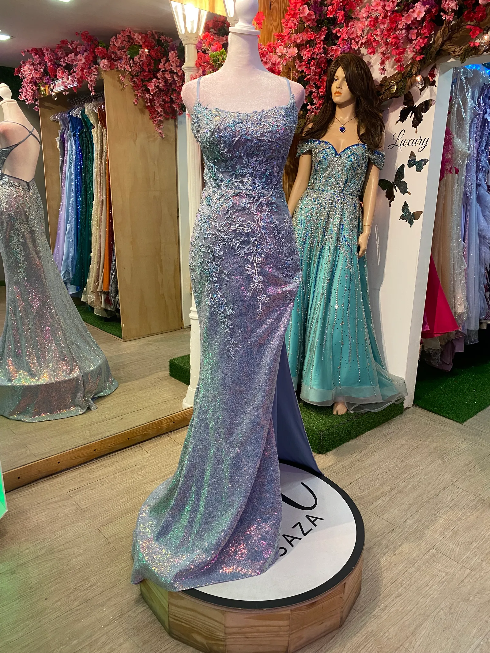 Vestido de gala de tiras espalda descubierta estilo corset color Azul en tela de lentejuelas decorado con apliques y pedreria