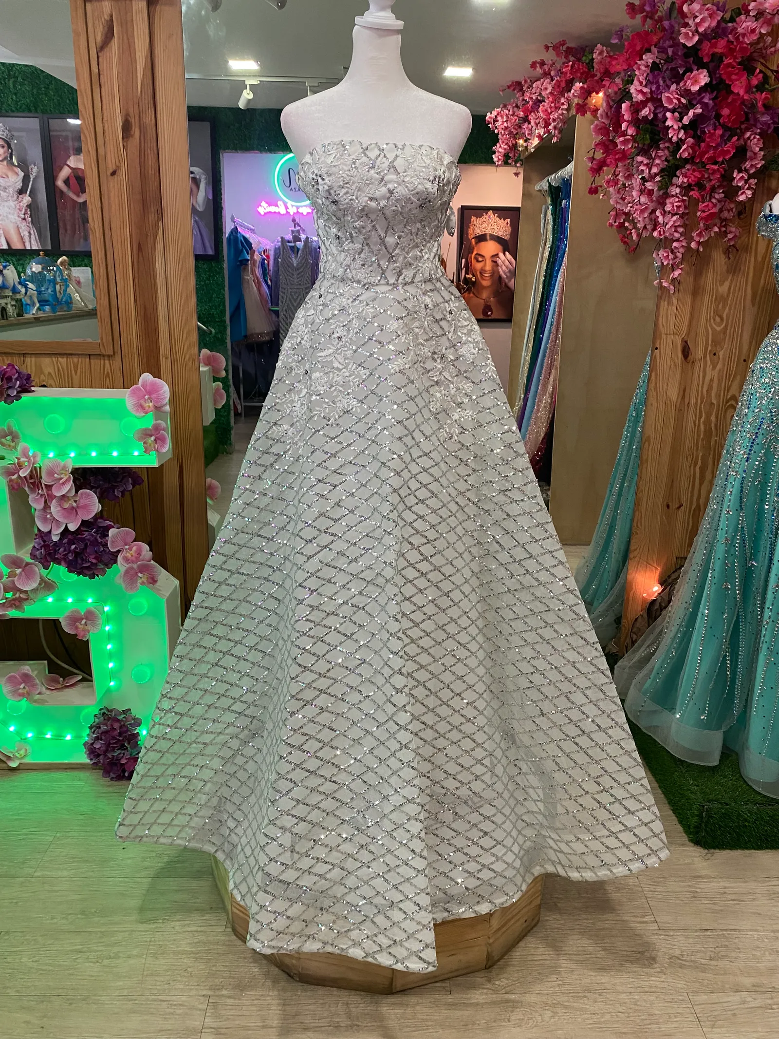Vestido de Gala Strapless color Blanco con decoraciones de glitter plateado y falda corte A