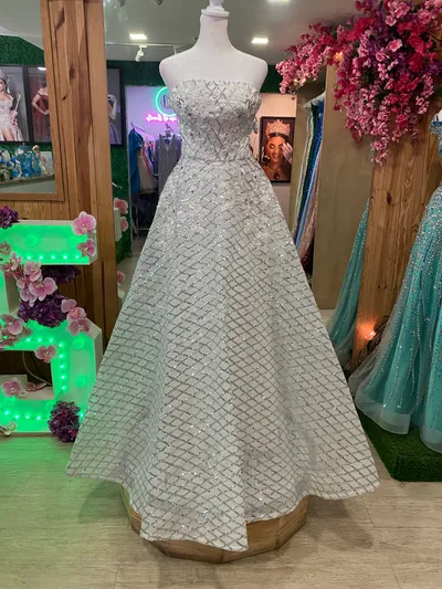 Vestido de Gala Strapless color Blanco con decoraciones de glitter plateado y falda corte A